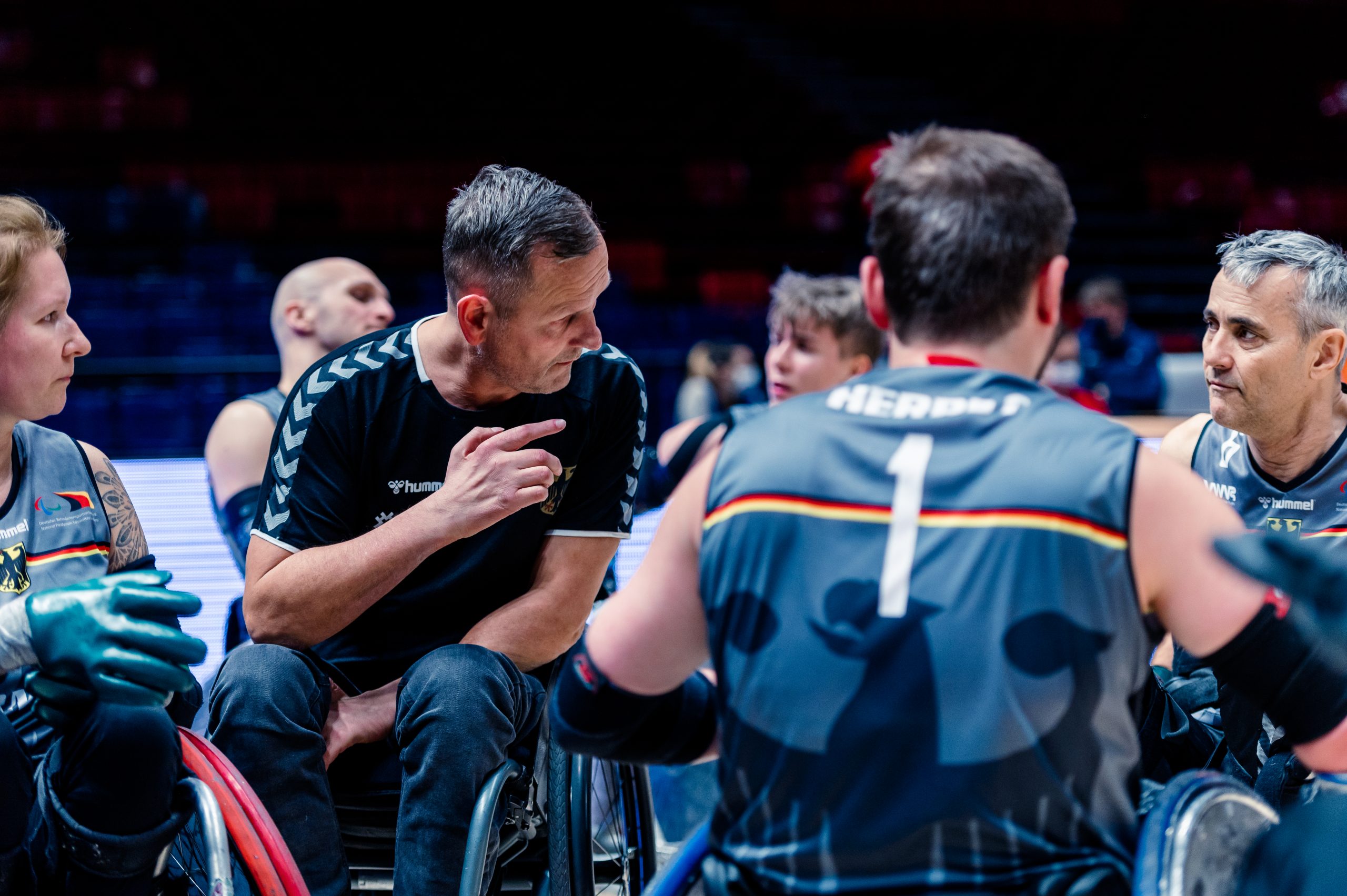 EM 2022 in Paris: Vor dem das Spiel - Trainer Christoph Werner bei seiner Ansprache an die Spieler. (Foto: diedrehen/Ottobock, Benjamin Klingebiel)